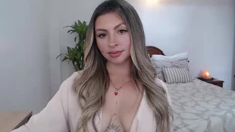 Auri Belle  online show from 10, 11, 2025