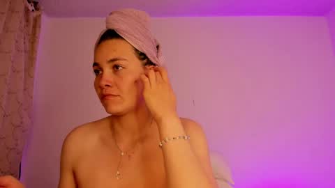 aurora_divine online show from 18, 5, 2026