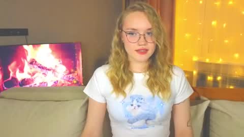 Snapshot of aurora_golden chatting on 12, 12, 2024 Kate online show from 12, 12, 2024