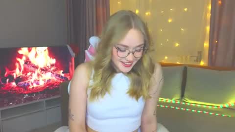 Snapshot of aurora_golden chatting on 5, 1, 2025 Kate online show from 5, 1, 2025