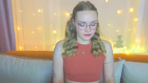 Snapshot of aurora_golden chatting on 2, 2, 2025 Kate online show from 2, 2, 2025