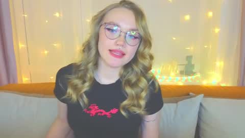 Snapshot of aurora_golden chatting on 4, 2, 2025 Kate online show from 4, 2, 2025