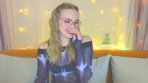 Snapshot of aurora_golden chatting on 12, 2, 2025 Kate online show from 12, 2, 2025