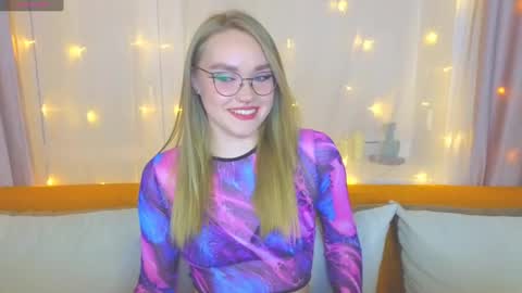 Snapshot of aurora_golden chatting on 6, 3, 2025 Kate online show from 6, 3, 2025