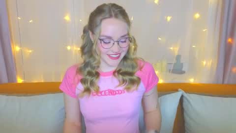 Snapshot of aurora_golden chatting on 8, 3, 2025 Kate online show from 8, 3, 2025
