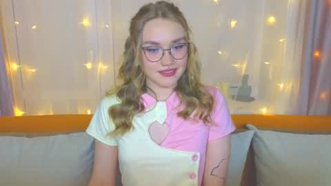 Snapshot of aurora_golden chatting on 8, 3, 2025 Kate online show from 8, 3, 2025
