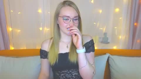 Snapshot of aurora_golden chatting on 12, 3, 2025 Kate online show from 12, 3, 2025