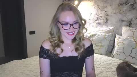 Snapshot of aurora_golden chatting on 28, 9, 2025 Kate online show from 28, 9, 2025