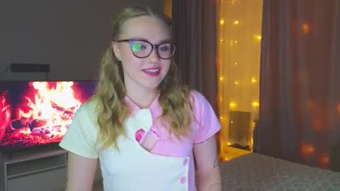 Snapshot of aurora_golden chatting on 11, 10, 2025 Kate online show from 11, 10, 2025