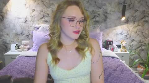 Snapshot of aurora_golden chatting on 18, 10, 2025 Kate online show from 18, 10, 2025