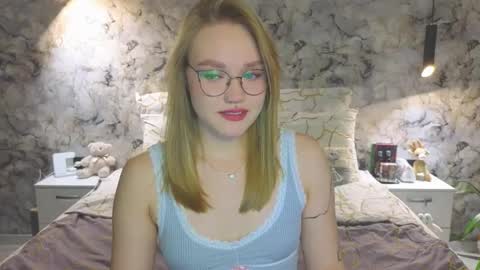 Snapshot of aurora_golden chatting on 26, 10, 2025 Kate online show from 26, 10, 2025