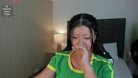 Snapshot of aurora_johnson_ chatting on 4, 1, 2025 A U R O R A online show from 4, 1, 2025