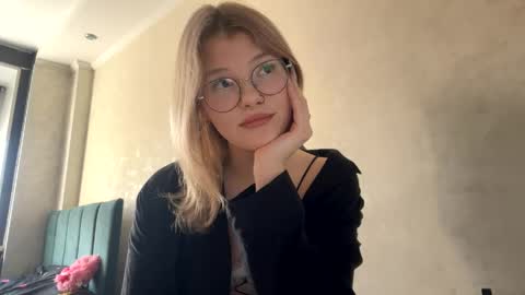 Snapshot of aurora_magic chatting on 27, 4, 2026 Aurora online show from 27, 4, 2026