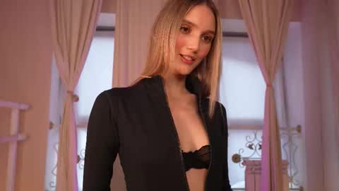 Snapshot of aurora_the_ballerina chatting on 28, 9, 2025 Aurora online show from 28, 9, 2025