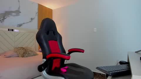 auroramartin2 online show from 9, 10, 2025