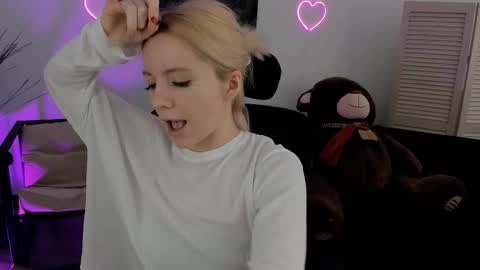 aurorawrenfield online show from 12, 3, 2026