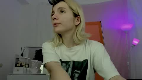 aurorawrenfield online show from 16, 4, 2026