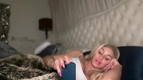 AvalonnFoxx online show from 2, 12, 2024