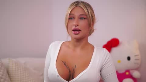 Snapshot of avashay chatting on 12, 9, 2025 Carina online show from 12, 9, 2025