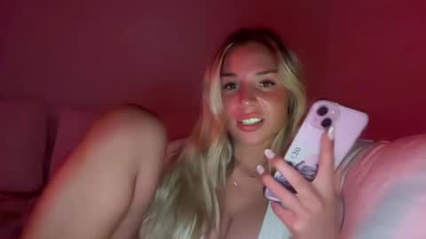 Snapshot of avelynrae chatting on 9, 8, 2026 Avelyn Rae online show from 9, 8, 2026