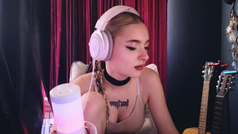 Snapshot of avi_nile chatting on 1, 6, 2026 Avriel online show from 1, 6, 2026