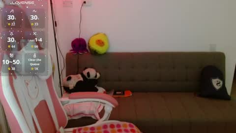 Snapshot of azu_chan chatting on 11, 4, 2026 Azu online show from 11, 4, 2026