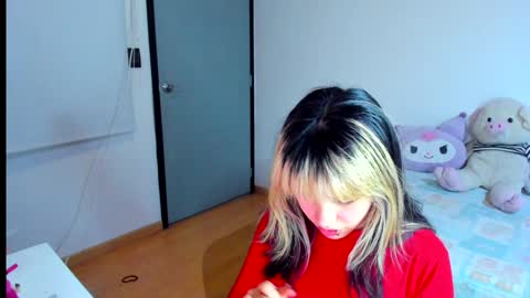 Snapshot of azu_moure chatting on 4, 12, 2024 Azu Moure online show from 4, 12, 2024