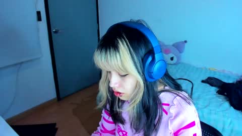 Snapshot of azu_moure chatting on 27, 12, 2024 Azu Moure online show from 27, 12, 2024