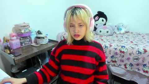 Snapshot of azu_moure chatting on 19, 9, 2025 Azu Moure online show from 19, 9, 2025