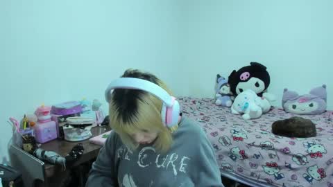 Snapshot of azu_moure chatting on 26, 9, 2025 Azu Moure online show from 26, 9, 2025