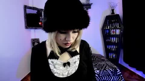 Snapshot of azu_moure chatting on 8, 10, 2025 Azu Moure online show from 8, 10, 2025