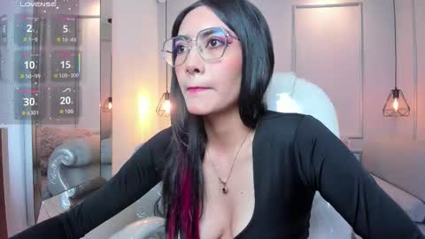 Snapshot of azurakindong chatting on 4, 11, 2025 Azura online show from 4, 11, 2025