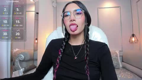 Snapshot of azurakindong chatting on 6, 11, 2025 Azura online show from 6, 11, 2025