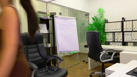 Olivia and Lexi online show from 6, 10, 2025