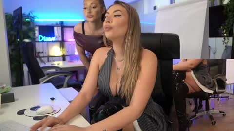 Snapshot of babesgowild chatting on 22, 4, 2026 Olivia and Lexi online show from 22, 4, 2026