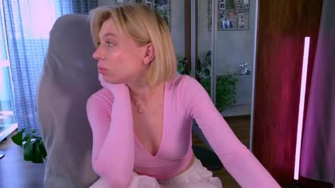 Snapshot of balerinacappuccino_ chatting on 5, 6, 2026 Elly online show from 5, 6, 2026