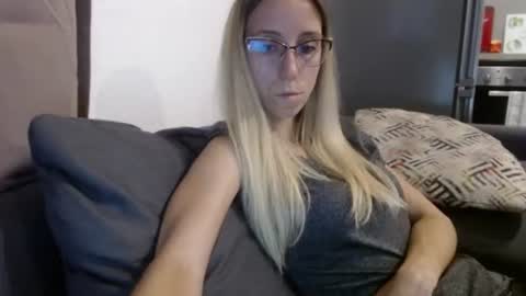 Snapshot of barelylegalblondy chatting on 6, 8, 2026 Lena online show from 6, 8, 2026