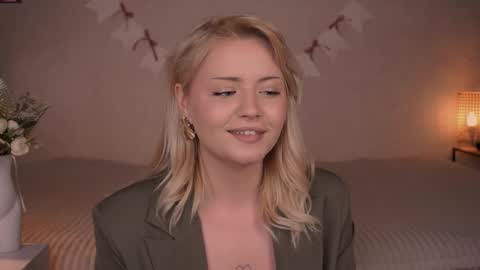 Snapshot of beatris_mils chatting on 22, 12, 2025 Beatrice online show from 22, 12, 2025