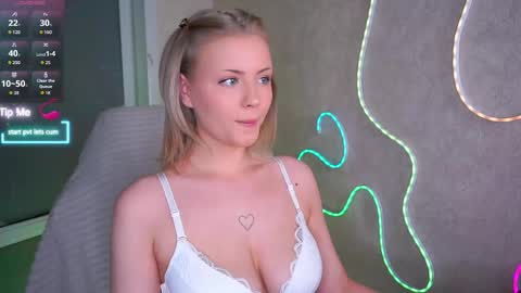 Snapshot of beatris_mils chatting on 19, 4, 2026 Beatrice online show from 19, 4, 2026