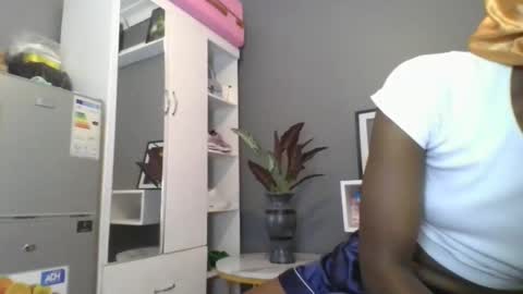 Snapshot of beautie699392 chatting on 15, 2, 2025 Lil stunner online show from 15, 2, 2025
