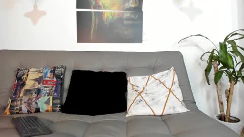 independent model online show from 28, 2, 2025