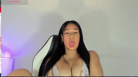 Snapshot of bella_hadid1_ chatting on 24, 2, 2025 Laura online show from 24, 2, 2025