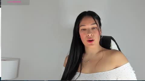 Snapshot of bella_hadid1_ chatting on 2, 3, 2025 Laura online show from 2, 3, 2025