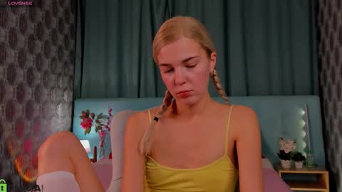 Snapshot of bella_stewartt chatting on 11, 9, 2025 Bella online show from 11, 9, 2025