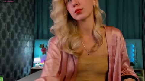 Snapshot of bella_stewartt chatting on 15, 9, 2025 Bella online show from 15, 9, 2025