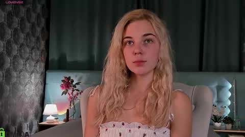 Snapshot of bella_stewartt chatting on 24, 9, 2025 Bella online show from 24, 9, 2025