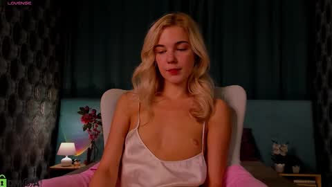 Snapshot of bella_stewartt chatting on 7, 10, 2025 Bella online show from 7, 10, 2025