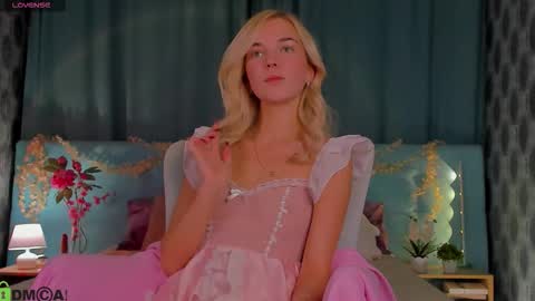 Snapshot of bella_stewartt chatting on 9, 10, 2025 Bella online show from 9, 10, 2025