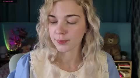 Snapshot of bella_stewartt chatting on 10, 11, 2025 Bella online show from 10, 11, 2025