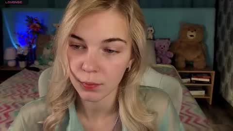 Snapshot of bella_stewartt chatting on 17, 11, 2025 Bella online show from 17, 11, 2025